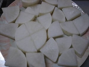 切った大根を皿に並べレンチンした写真