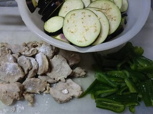 切ったピーマンとなすとヒレ肉の写真