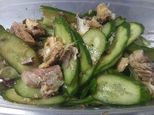 さばと調味料を入れ混ぜた写真