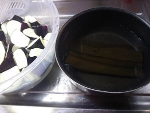 下準備をしたなすと昆布の写真