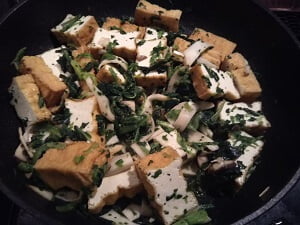 フライパンで材料を炒める写真