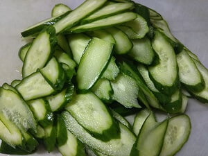 きゅうりを切って塩を振り出た水気を絞った写真