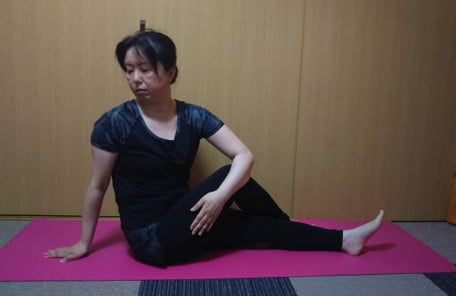 座って右後ろにひねるストレッチの写真