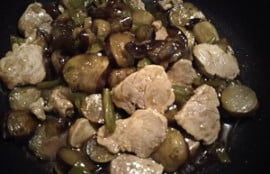 ヒレ肉と調味料を入れ煮詰めた写真