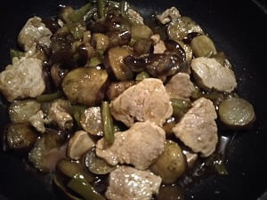 ヒレ肉と調味料を入れ煮詰めた写真