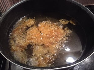 昆布を取り出しかつお節を入れた写真