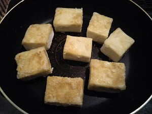 ひと口大に切り片栗粉をつけ強火で焼く写真