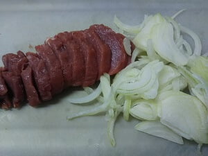 切ったヒレ肉とたまねぎの写真