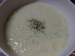 皿に盛り黒こしょうをかけた写真