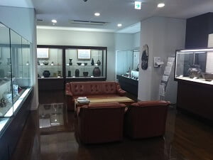 三宅美術館の1階の雰囲気の写真