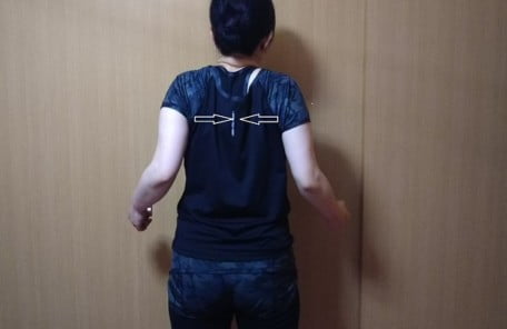 肩甲骨を内側に引き寄せるストレッチの写真