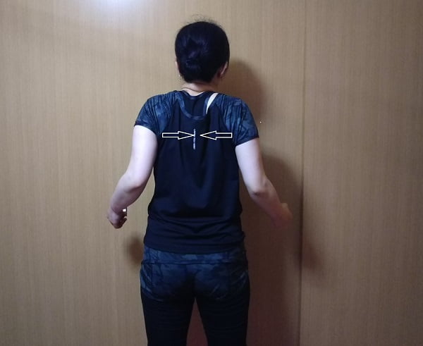 肩甲骨を内側に引き寄せるストレッチの写真