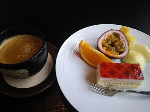 コーヒーとデザートの写真