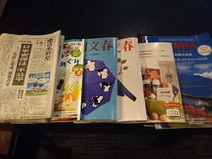 立ち寄り湯休憩場所の横の雑誌類の写真