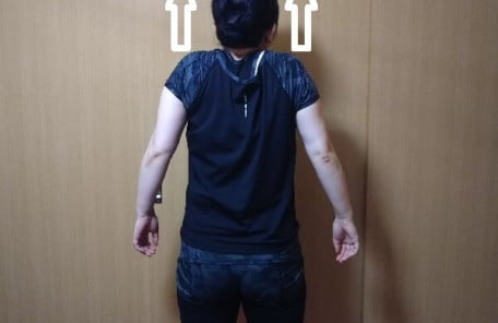 肩を上げるストレッチの写真