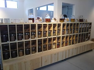 薬膳小町のスパイスが並ぶ写真