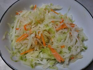 千切りにしたきゃべつとにんじんの写真