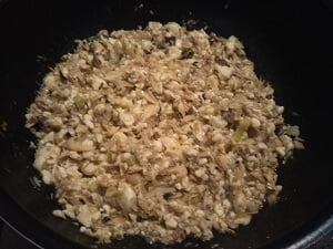 材料を炒めて味を付けた写真