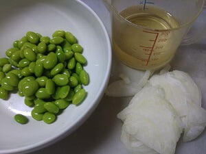たまねぎと枝豆とだし汁の写真