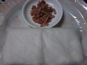 豆腐を水切りしてウインナーを炒めた写真