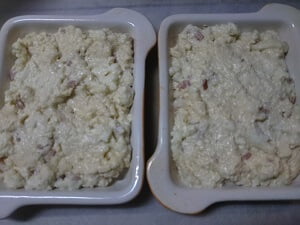 はんぺんと豆腐を手で混ぜ他の材料も混ぜ皿に入れた写真