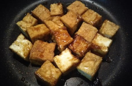 厚揚げと調味料をフライパンで焼いた写真