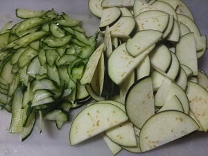 切ったきゅうりとなすの写真
