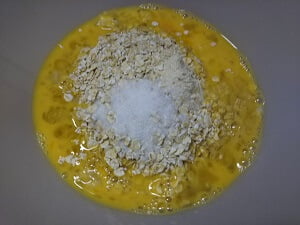 材料を全部まぜチーズをのせた写真