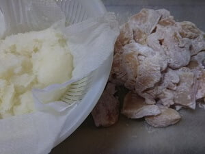 下処理した大根と鶏むね肉の写真