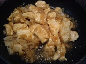 フライパン材料を入れて煮詰めた写真