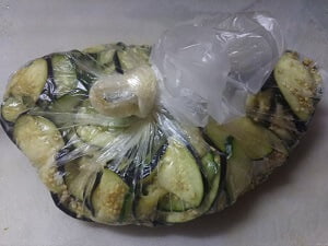 袋に調味料も入れ空気を抜いた写真