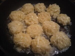 タネに皮をまぶしフライパンで焼く写真