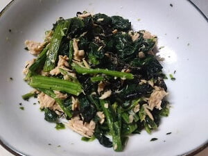 ほうれん草とツナと塩昆布を和えた写真