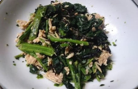 ほうれん草とツナと塩昆布を和える写真