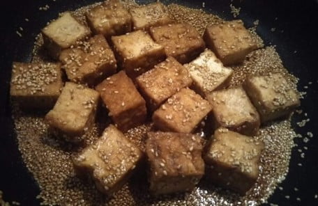 フライパンを熱して厚揚げ、調味料、ごまを入れた写真