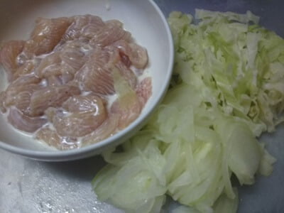 鶏むね肉、たまねぎ、きゃべつを切った写真