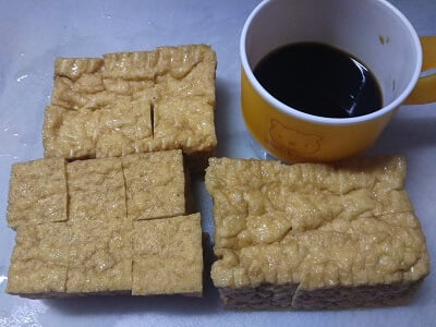 厚揚げを切り調味料を揃えた写真