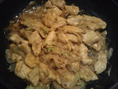 フライパンを熱し鶏肉、玉ねぎ、キャベツ、調味料の順で入れ絡めた写真