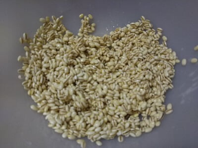 もち麦、ココナッツオイル、ケーキシロップを混ぜた写真