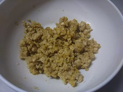 オートミールと水にカレー粉を混ぜた写真