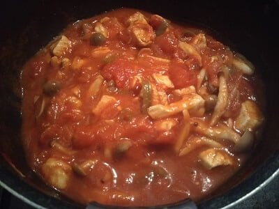 トマトや水も入れ半分になるまで煮た写真