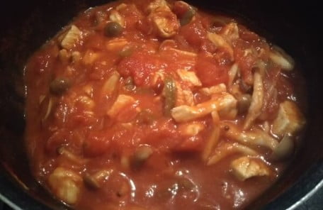 トマトや水も入れ半分になるまで煮た写真