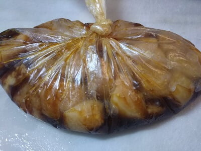 鶏むね肉と調味料を袋に入れた写真