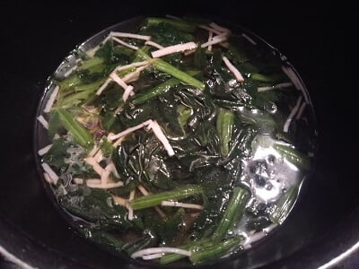 鍋に入れひと煮立ちしたらコンソメを入れた写真