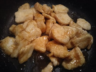 フライパンで両面焼き調味料を入れた写真