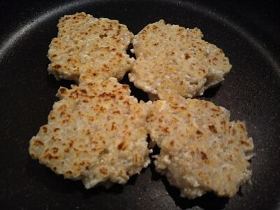 材料を混ぜてフライパンで焼いた写真