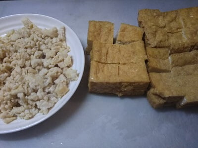 鶏ミンチに火を通し厚揚げを6等分した写真