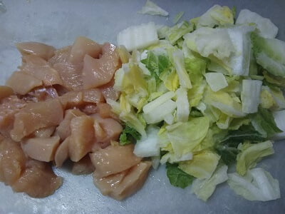 鶏むね肉と白菜を切った写真