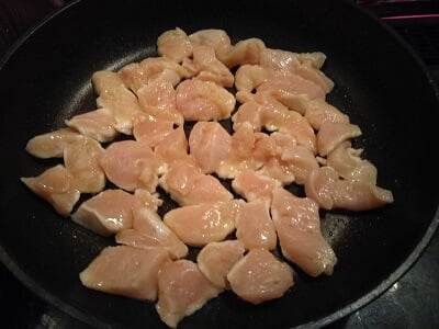 鶏むね肉を切ってレモン汁を入れ蓋をした写真