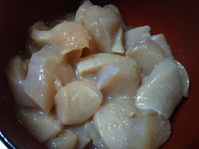 鶏むね肉を切って下味をつけた写真